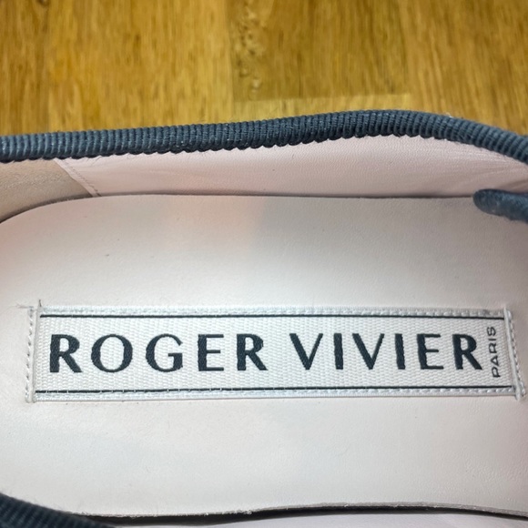 Roger Vivier Walky Viv Strass Buckle sneaker in Patent Leather in black. - Picture 8 of 8